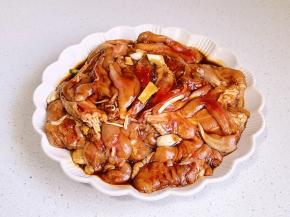 抓拌均匀腌制30分钟。