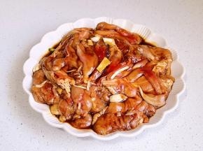 抓拌均匀腌制30分钟。