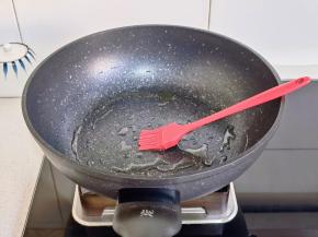 平底锅中刷少许橄榄油。