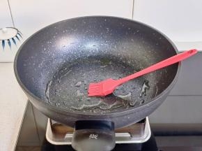 平底锅中刷少许橄榄油。