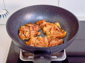 腌制好的鸡腿（皮朝下）