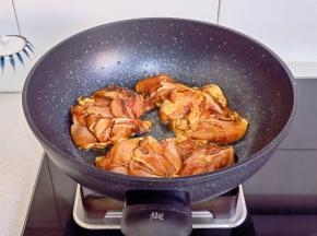 腌制好的鸡腿（皮朝下）