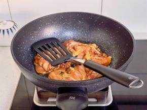 铲子按压中火煎至定型，再转小火煎5分钟。