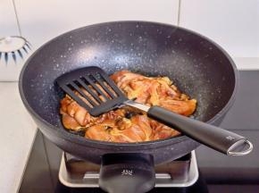 铲子按压中火煎至定型，再转小火煎5分钟。