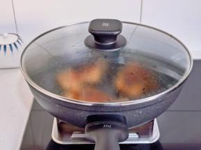 盖上盖子煎5分钟。