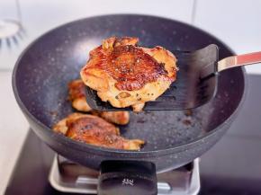 撒黑胡椒粉，椒盐粉。