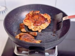 撒黑胡椒粉，椒盐粉。