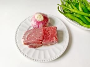 准备新鲜的牛肉，辣椒，蒜。
