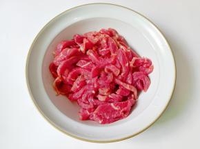牛肉顺着纹理横着切成丝。