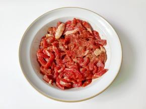 抓拌均匀后再加一点色拉油，锁住水分，腌制十分钟。