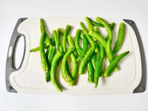 辣椒取蒂，洗干净控水，用刀背拍一下，有助于入味