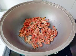 热锅热油放蒜末炒香，加牛肉翻炒。