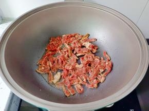 热锅热油放蒜末炒香，加牛肉翻炒。