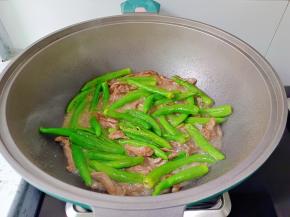 加入辣椒翻炒至断生
