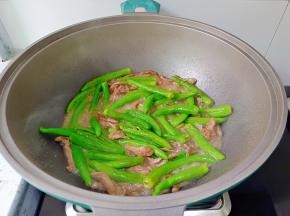 加入辣椒翻炒至断生