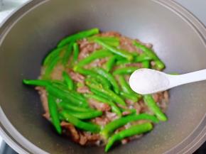 加盐半勺，鸡精少许调味