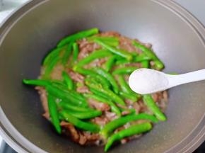 加盐半勺，鸡精少许调味