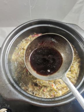 放入一勺香醋，增加酸味儿，不喜欢吃太酸的，也可以不放香醋！