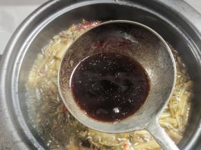 放入一勺香醋，增加酸味儿，不喜欢吃太酸的，也可以不放香醋！