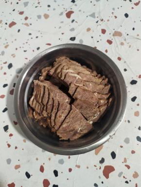 卤熟的牛肉切成片备用！