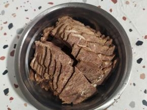 卤熟的牛肉切成片备用！