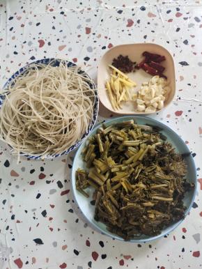 红薯粉丝提前用温水泡软，酸菜清洗干净切成段，蒜瓣切成小块，生姜切成丝，干辣椒切成段，少许花椒备用！