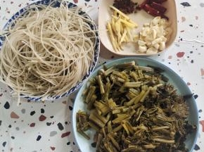红薯粉丝提前用温水泡软，酸菜清洗干净切成段，蒜瓣切成小块，生姜切成丝，干辣椒切成段，少许花椒备用！