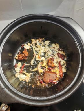 起锅烧油放入花椒，生姜，干辣椒，蒜瓣爆香，再放入一块火锅底料炒出红油！