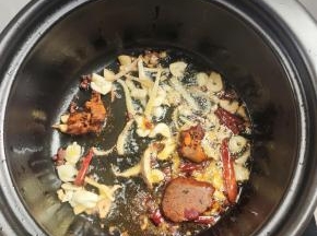 起锅烧油放入花椒，生姜，干辣椒，蒜瓣爆香，再放入一块火锅底料炒出红油！