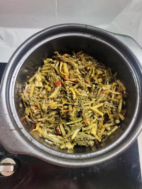 放入酸菜翻炒均匀！