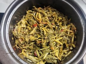 放入酸菜翻炒均匀！