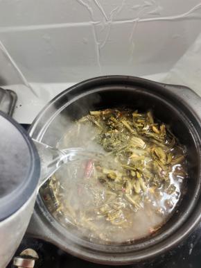 倒入适量的开水！