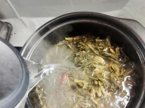 倒入适量的开水！