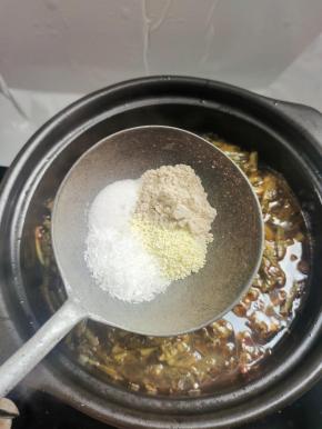 放入一勺盐，一勺胡椒粉，一勺味精，两勺鸡精调味！