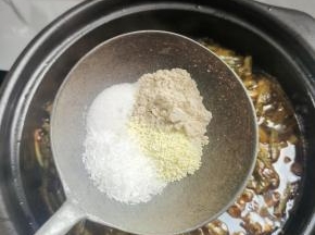 放入一勺盐，一勺胡椒粉，一勺味精，两勺鸡精调味！