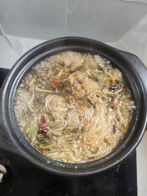 放入泡软的红薯粉丝煮2分钟左右！