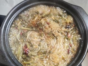 放入泡软的红薯粉丝煮2分钟左右！
