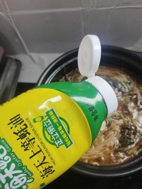 再放入适量的蚝油调味！