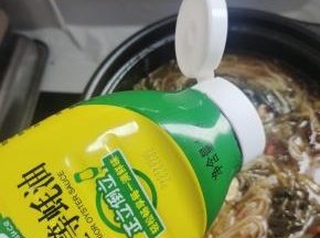 再放入适量的蚝油调味！
