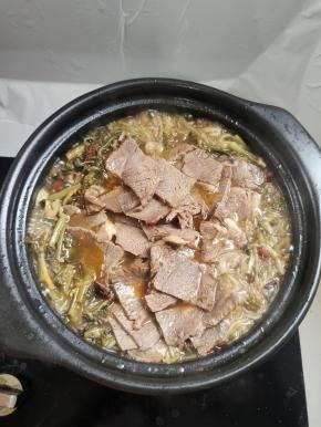 放入切好的卤牛肉，继续煮2分钟！