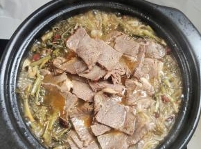 放入切好的卤牛肉，继续煮2分钟！