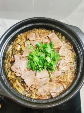 起锅前放入适量的香菜点缀一下即可开吃！