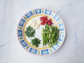 黑豆丝洗净，青椒洗净切丝，小米椒切段，大蒜切片，葱切末。