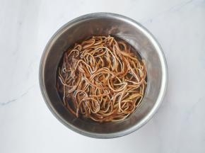 黑豆丝洗净。