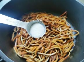 锅中热油，放黑豆丝炒熟，加一勺盐，