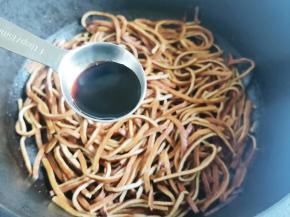 一勺生抽炒匀捞出。