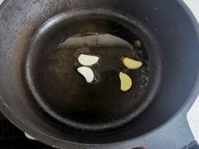 锅内热油下蒜片爆香，