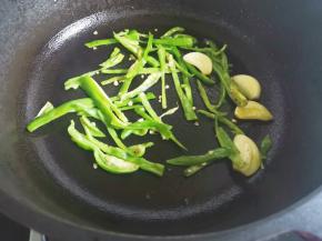 放入青椒，