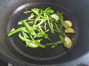 放入青椒，