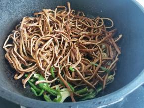 倒入黑豆丝炒匀，